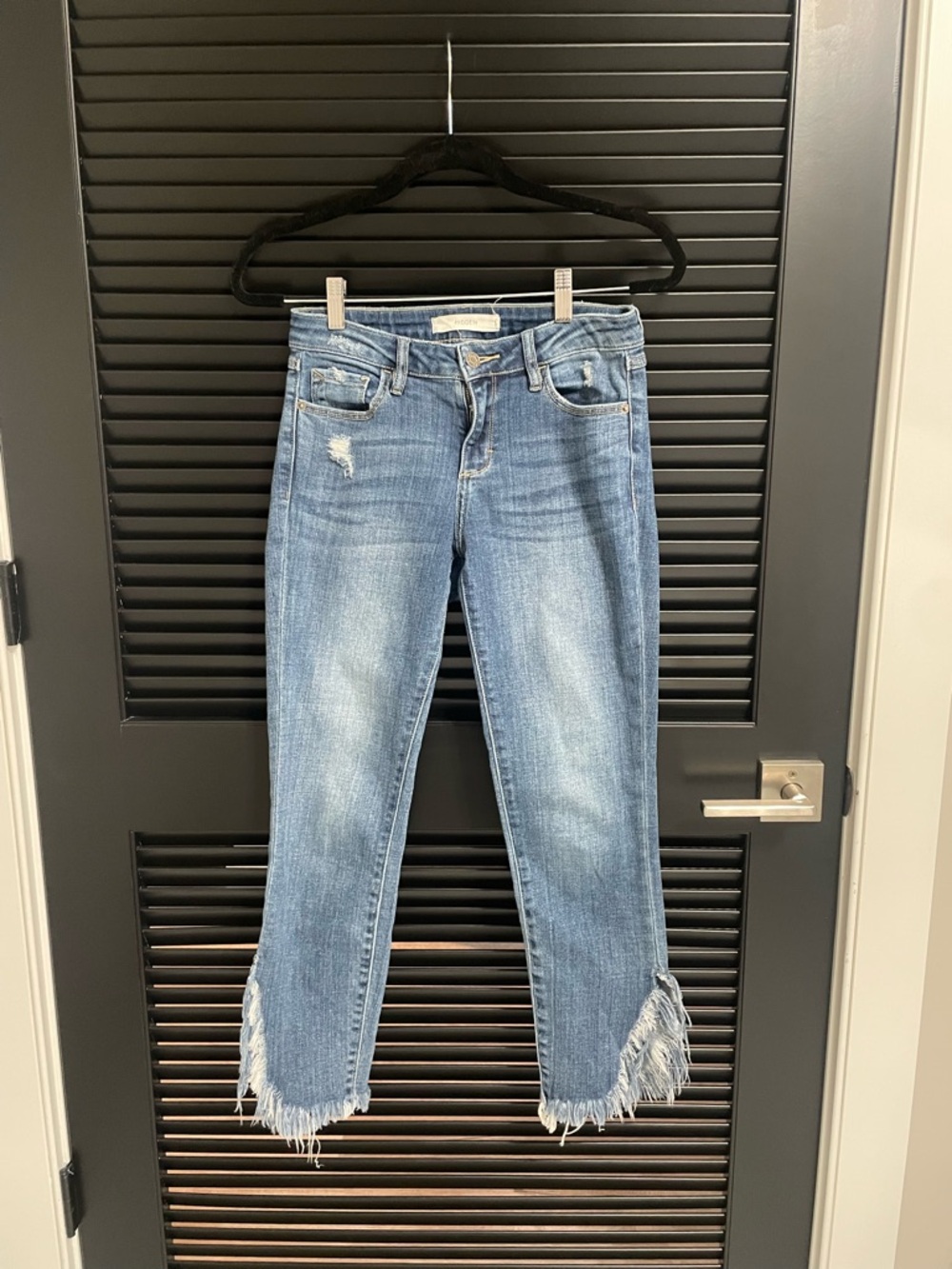 Frayed-Hem Cropped Jeans in Light Blue